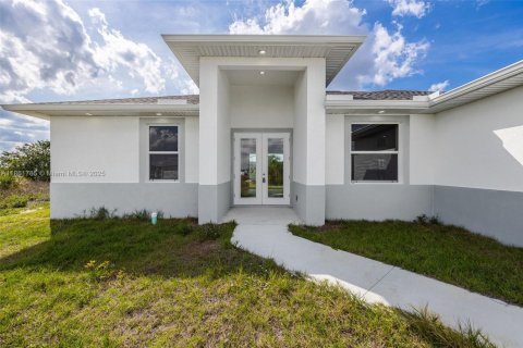 House in LaBelle, Florida 4 bedrooms, 154.4 sq.m. № 1892207 - photo 2