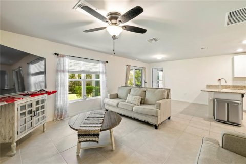 House in Punta Gorda, Florida 3 bedrooms, 128.95 sq.m. № 1826816 - photo 8