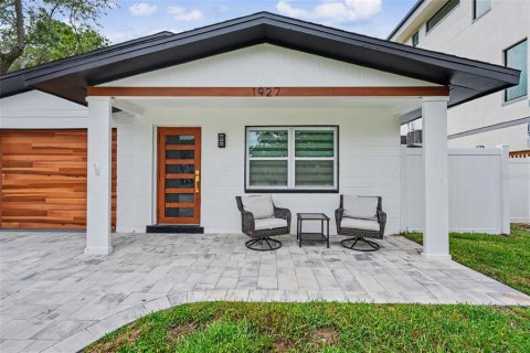 House in Saint Petersburg, Florida 2 bedrooms, 95.32 sq.m. № 2277244