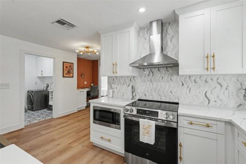 House in Saint Petersburg, Florida 2 bedrooms, 95.32 sq.m. № 2277244 - photo 9