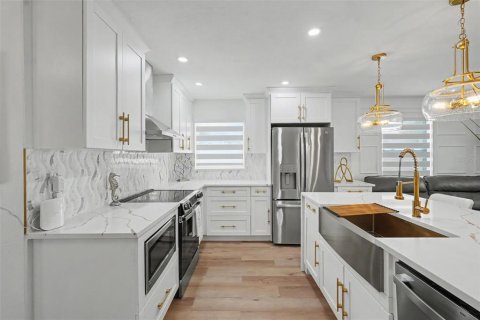 House in Saint Petersburg, Florida 2 bedrooms, 95.32 sq.m. № 2277244 - photo 8