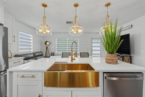 House in Saint Petersburg, Florida 2 bedrooms, 95.32 sq.m. № 2277244 - photo 6