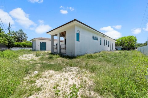 Casa en venta en Miami, Florida, 6 dormitorios, 384.89 m2 № 1982010 - foto 12