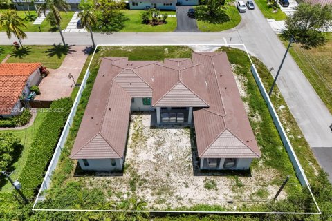 Casa en venta en Miami, Florida, 6 dormitorios, 384.89 m2 № 1982010 - foto 6