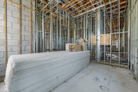 Casa en venta en Miami, Florida, 6 dormitorios, 384.89 m2 № 1982010 - foto 23