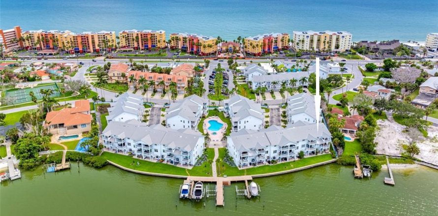 Townhouse in North Redington Beach, Florida 3 bedrooms, 211.26 sq.m. № 1856771