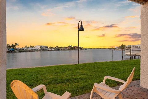 Townhouse in North Redington Beach, Florida 3 bedrooms, 211.26 sq.m. № 1856771 - photo 2