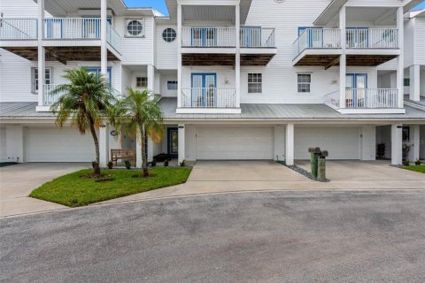 Townhouse in North Redington Beach, Florida 3 bedrooms, 211.26 sq.m. № 1856771 - photo 3