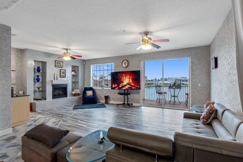 Townhouse in North Redington Beach, Florida 3 bedrooms, 211.26 sq.m. № 1856771 - photo 5