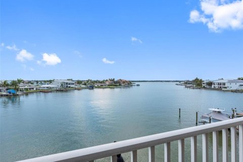 Townhouse in North Redington Beach, Florida 3 bedrooms, 211.26 sq.m. № 1856771 - photo 21