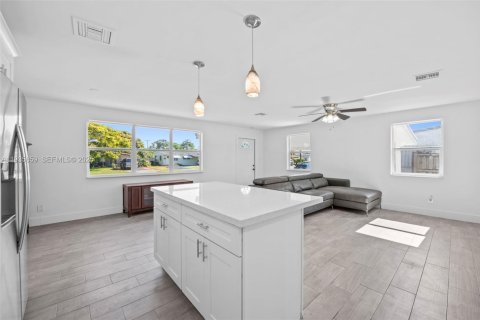 House in Oakland Park, Florida 2 bedrooms, 89.19 sq.m. № 1994048 - photo 9