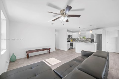 House in Oakland Park, Florida 2 bedrooms, 89.19 sq.m. № 1994048 - photo 6