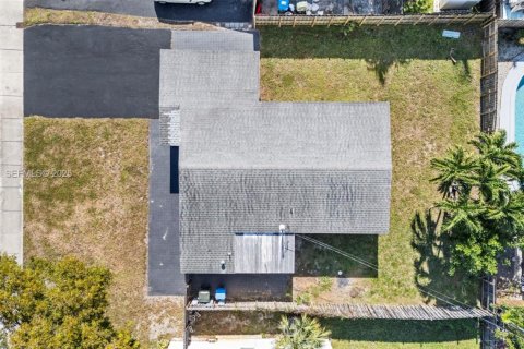 House in Oakland Park, Florida 2 bedrooms, 89.19 sq.m. № 1994048 - photo 4