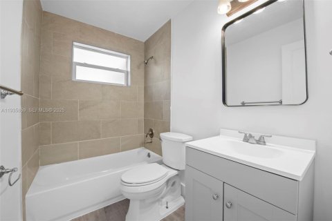 House in Oakland Park, Florida 2 bedrooms, 89.19 sq.m. № 1994048 - photo 17