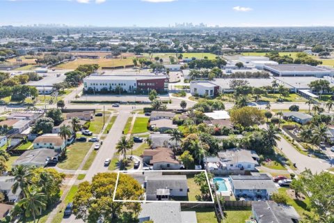 House in Oakland Park, Florida 2 bedrooms, 89.19 sq.m. № 1994048 - photo 22