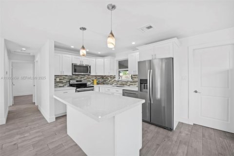 House in Oakland Park, Florida 2 bedrooms, 89.19 sq.m. № 1994048 - photo 10