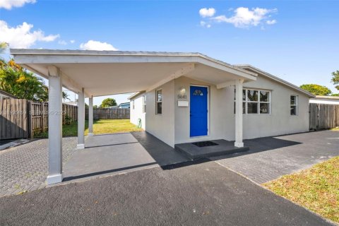 House in Oakland Park, Florida 2 bedrooms, 89.19 sq.m. № 1994048 - photo 2