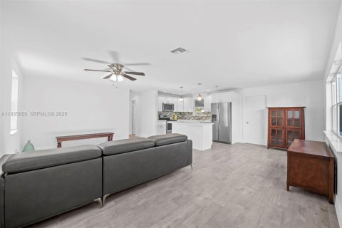 House in Oakland Park, Florida 2 bedrooms, 89.19 sq.m. № 1994048 - photo 7