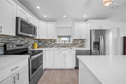 House in Oakland Park, Florida 2 bedrooms, 89.19 sq.m. № 1994048 - photo 11