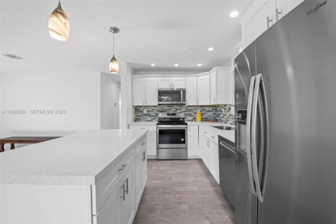 House in Oakland Park, Florida 2 bedrooms, 89.19 sq.m. № 1994048 - photo 12