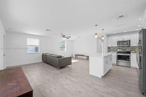 House in Oakland Park, Florida 2 bedrooms, 89.19 sq.m. № 1994048 - photo 8