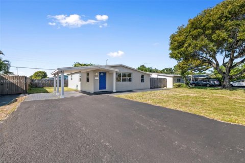 House in Oakland Park, Florida 2 bedrooms, 89.19 sq.m. № 1994048 - photo 3