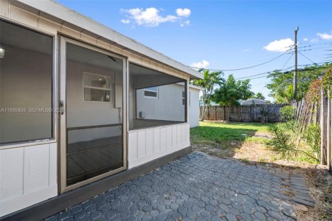 House in Oakland Park, Florida 2 bedrooms, 89.19 sq.m. № 1994048 - photo 20