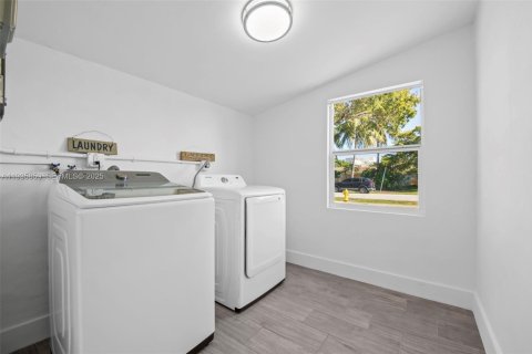 House in Oakland Park, Florida 2 bedrooms, 89.19 sq.m. № 1994048 - photo 18