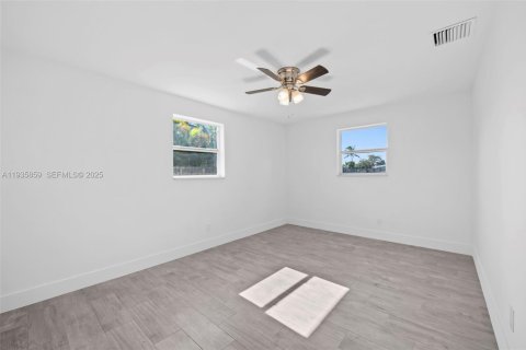 House in Oakland Park, Florida 2 bedrooms, 89.19 sq.m. № 1994048 - photo 13