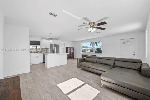 House in Oakland Park, Florida 2 bedrooms, 89.19 sq.m. № 1994048 - photo 5