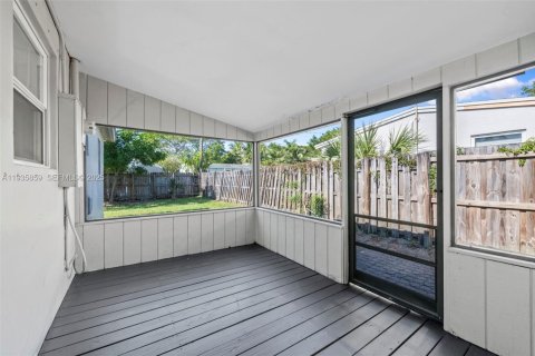 House in Oakland Park, Florida 2 bedrooms, 89.19 sq.m. № 1994048 - photo 19