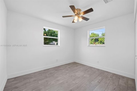 House in Oakland Park, Florida 2 bedrooms, 89.19 sq.m. № 1994048 - photo 15