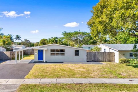 House in Oakland Park, Florida 2 bedrooms, 89.19 sq.m. № 1994048 - photo 1