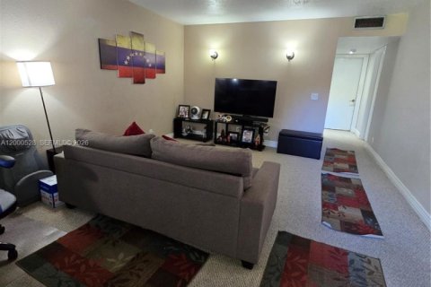 Apartment in Pembroke Pines, Florida 2 bedrooms, 88.63 sq.m. № 2067397 - photo 14