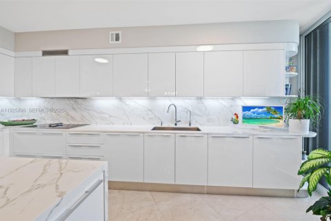 Condo in Sunny Isles Beach, Florida, 2 bedrooms № 1990057 - photo 15