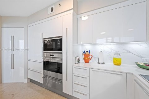 Condo in Sunny Isles Beach, Florida, 2 bedrooms № 1990057 - photo 16