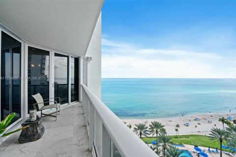 Condo in Sunny Isles Beach, Florida, 2 bedrooms № 1990057 - photo 29