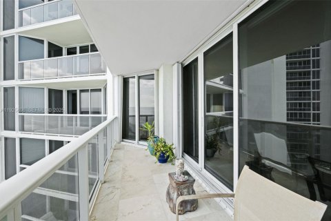 Condo in Sunny Isles Beach, Florida, 2 bedrooms № 1990057 - photo 30