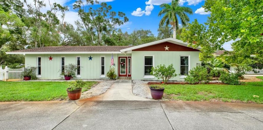 House in Clearwater, Florida 3 bedrooms, 160.44 sq.m. № 2199604
