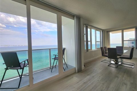 Copropriété à louer à Hollywood, Floride: 2 chambres, 123.56 m2 № 1937020 - photo 1