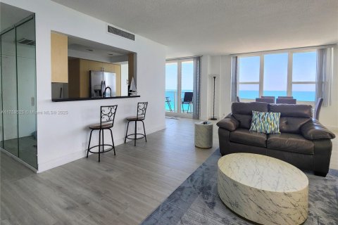 Copropriété à louer à Hollywood, Floride: 2 chambres, 123.56 m2 № 1937020 - photo 3