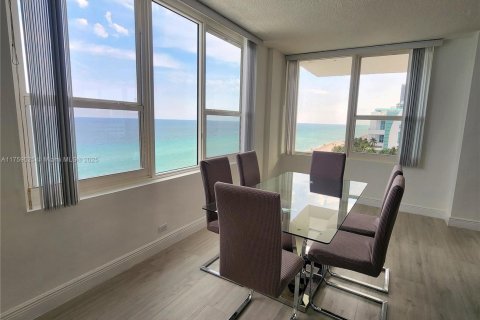 Copropriété à louer à Hollywood, Floride: 2 chambres, 123.56 m2 № 1937020 - photo 2