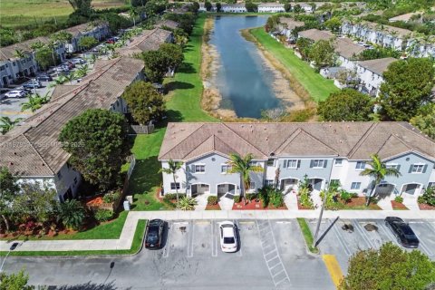 Купить таунхаус в Хомстед, Флорида 3 спальни, 141.03м2, № 2049546 - фото 2