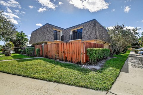 Снять в аренду таунхаус в Делрей-Бич, Флорида 2 спальни, 114.73м2, № 1952878 - фото 2