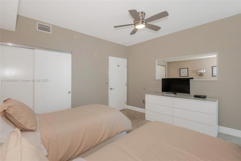 Condo in Sunny Isles Beach, Florida, 2 bedrooms  № 1975098 - photo 28