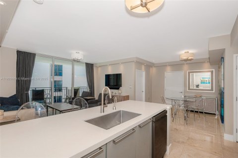 Condo in Sunny Isles Beach, Florida, 2 bedrooms  № 1975098 - photo 9