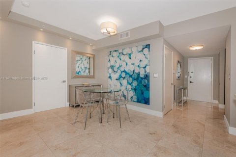 Condo in Sunny Isles Beach, Florida, 2 bedrooms  № 1975098 - photo 13