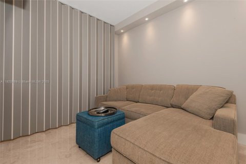 Condo in Sunny Isles Beach, Florida, 2 bedrooms  № 1975098 - photo 24