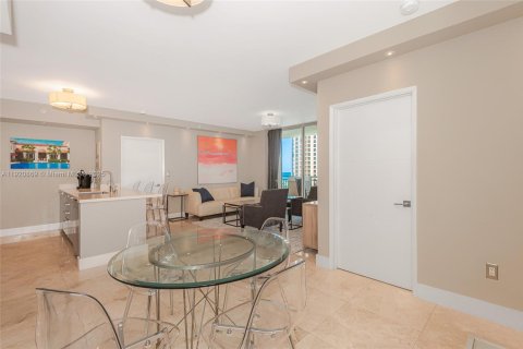 Condo in Sunny Isles Beach, Florida, 2 bedrooms  № 1975098 - photo 15