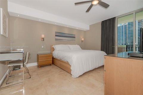Condo in Sunny Isles Beach, Florida, 2 bedrooms  № 1975098 - photo 29